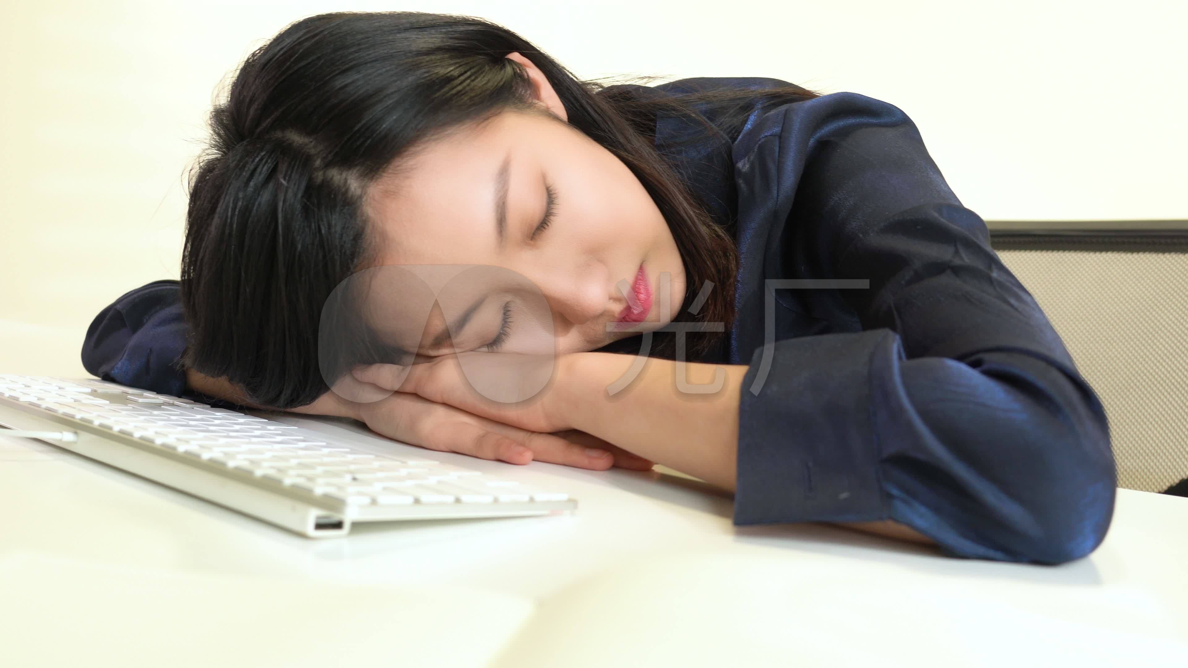 趴在办公桌上休息的商务女士