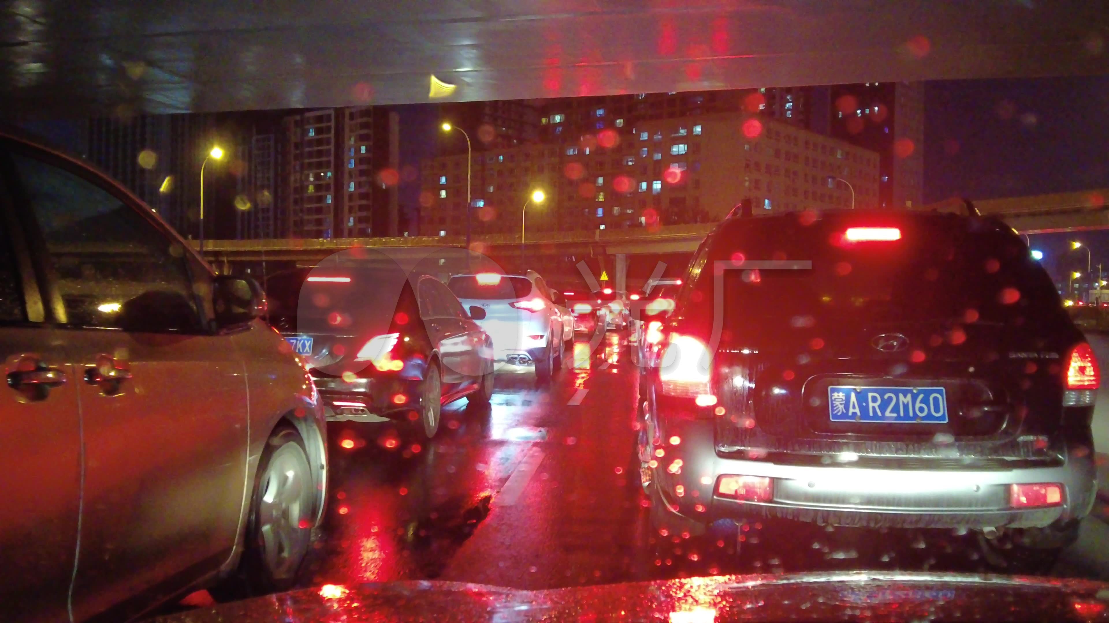 下雨天夜晚堵车