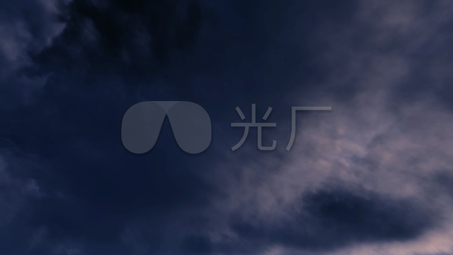乌云翻涌暴雨狂风黑夜云层台风气象天空变化