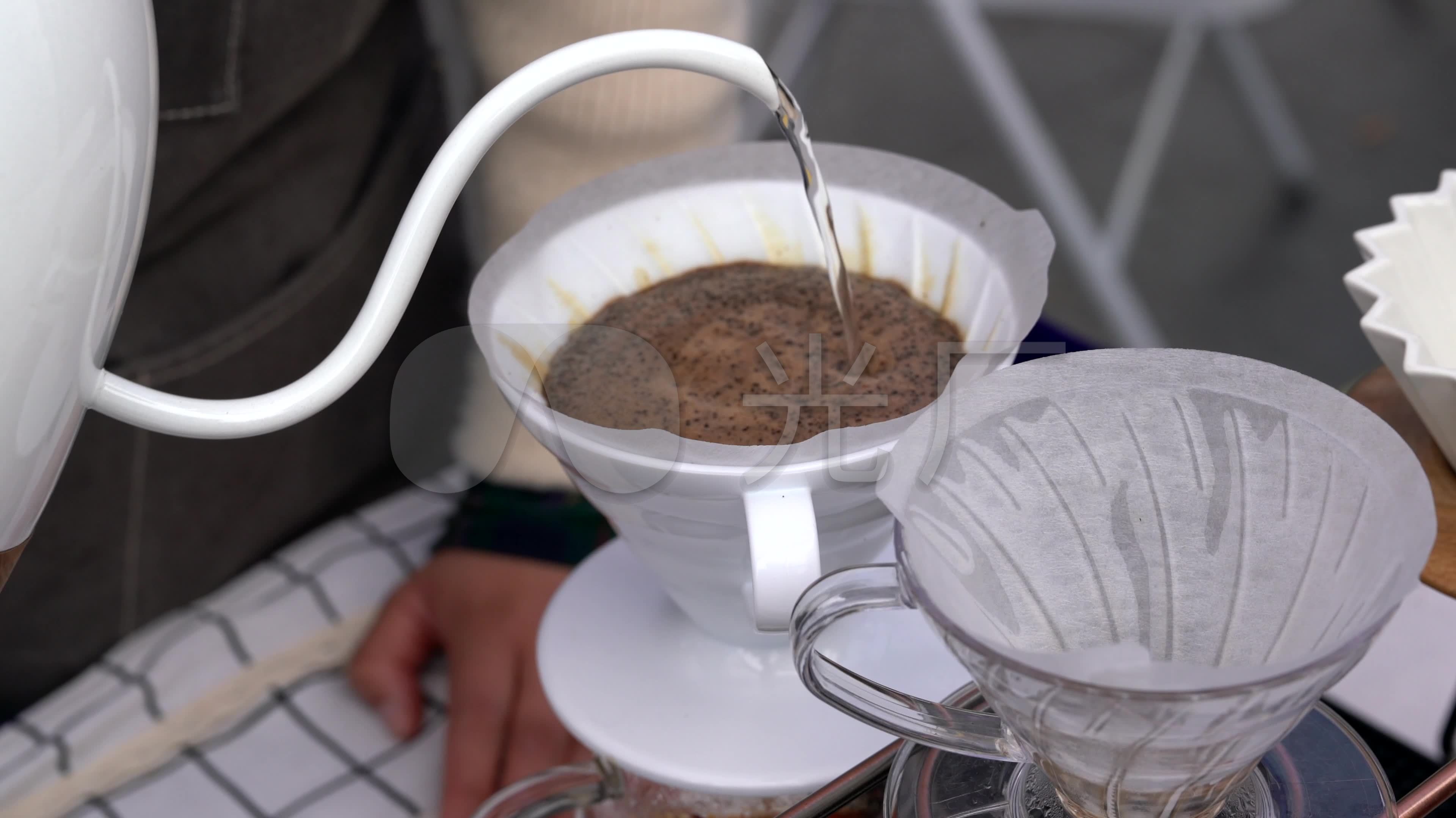 一位咖啡师在制作手冲咖啡_3840x2160_高清视频素材