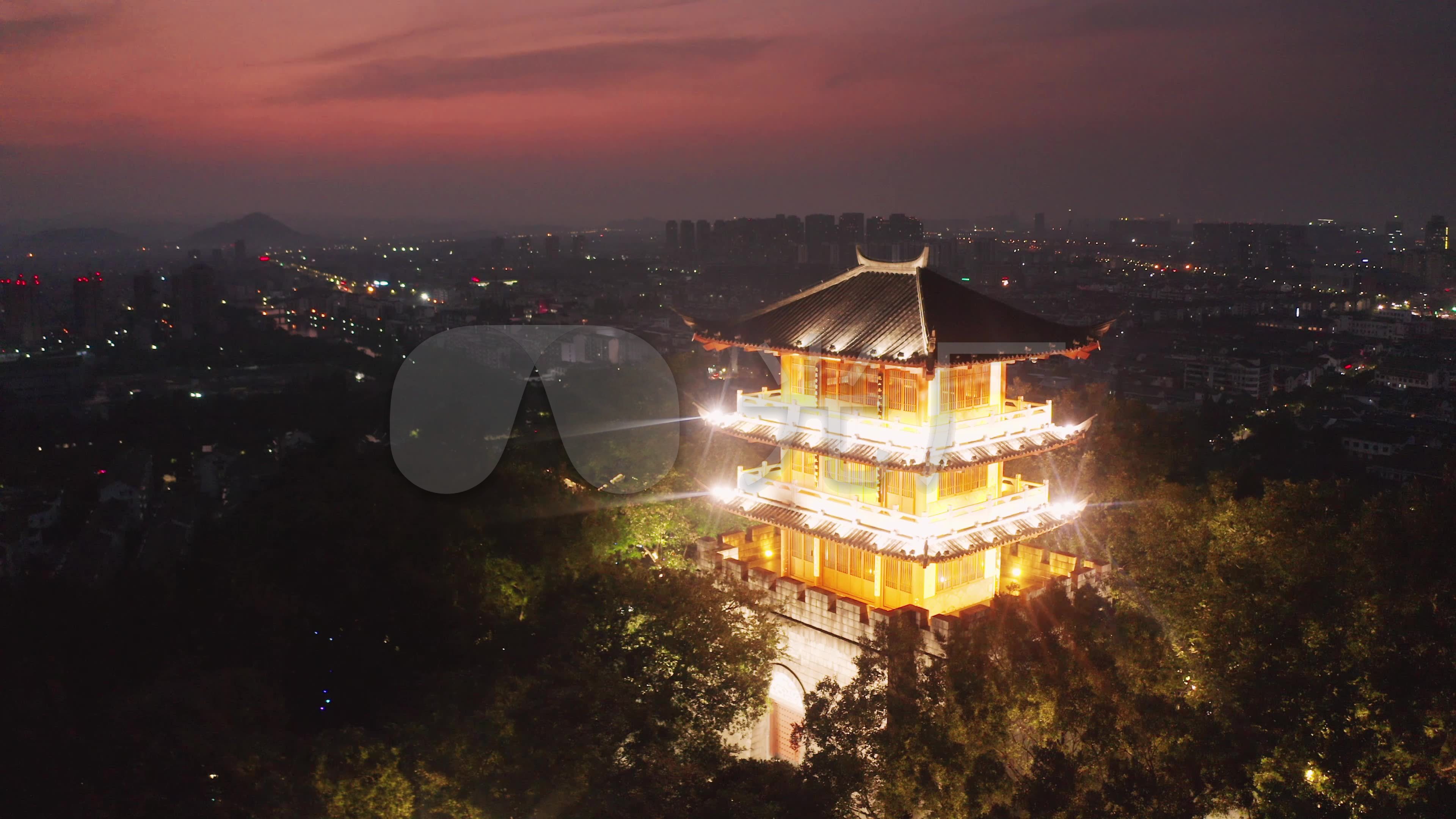 航拍绍兴府山公园飞翼楼夜景_3840x2160_高清视频素材