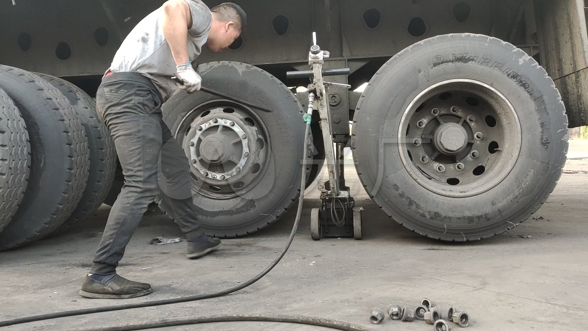 换轮胎 卸轮胎 货车 汽车维修 千斤顶