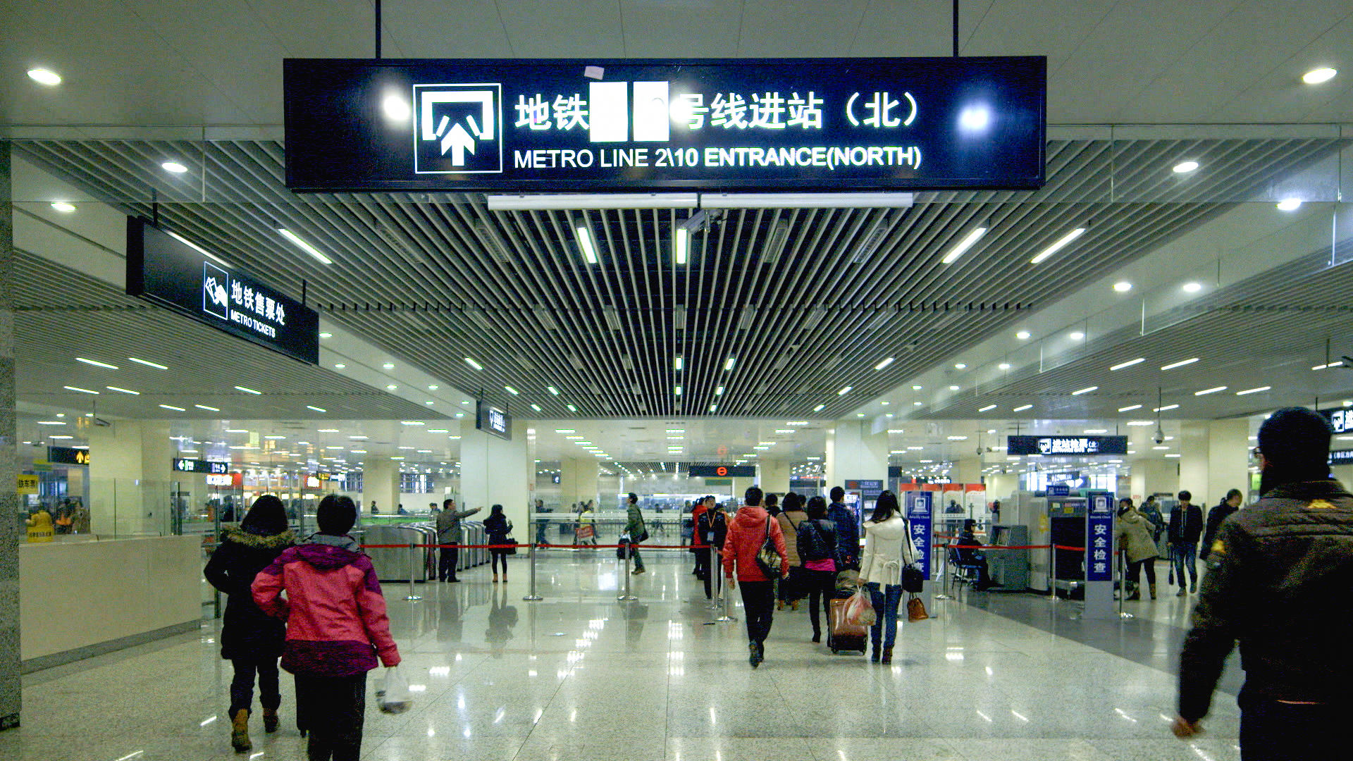 上海虹桥站旅客候车换乘地铁春运
