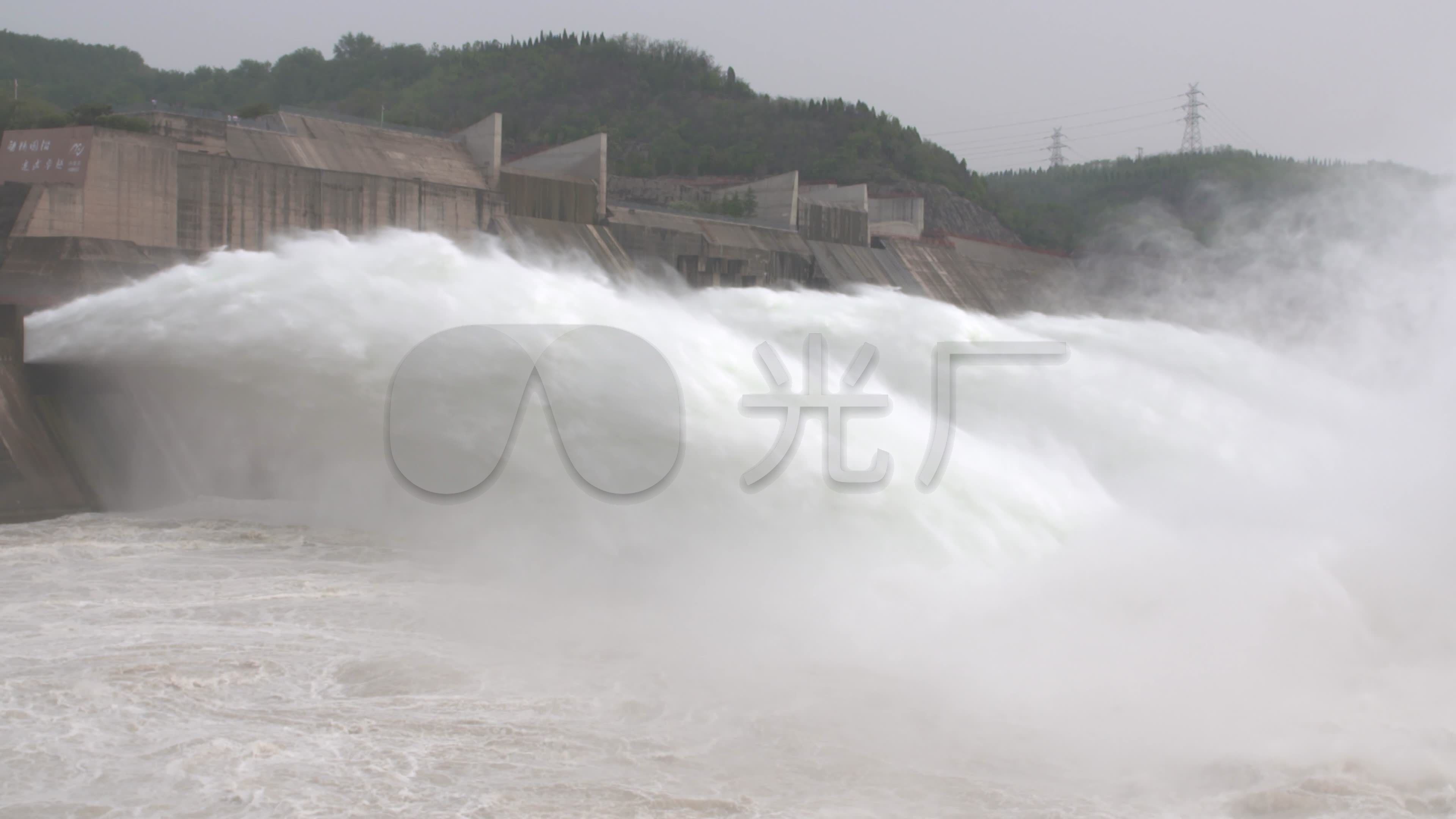 近距离拍摄黄河小浪底水库开闸放水_3840x2160_高清视频素材下载(编号