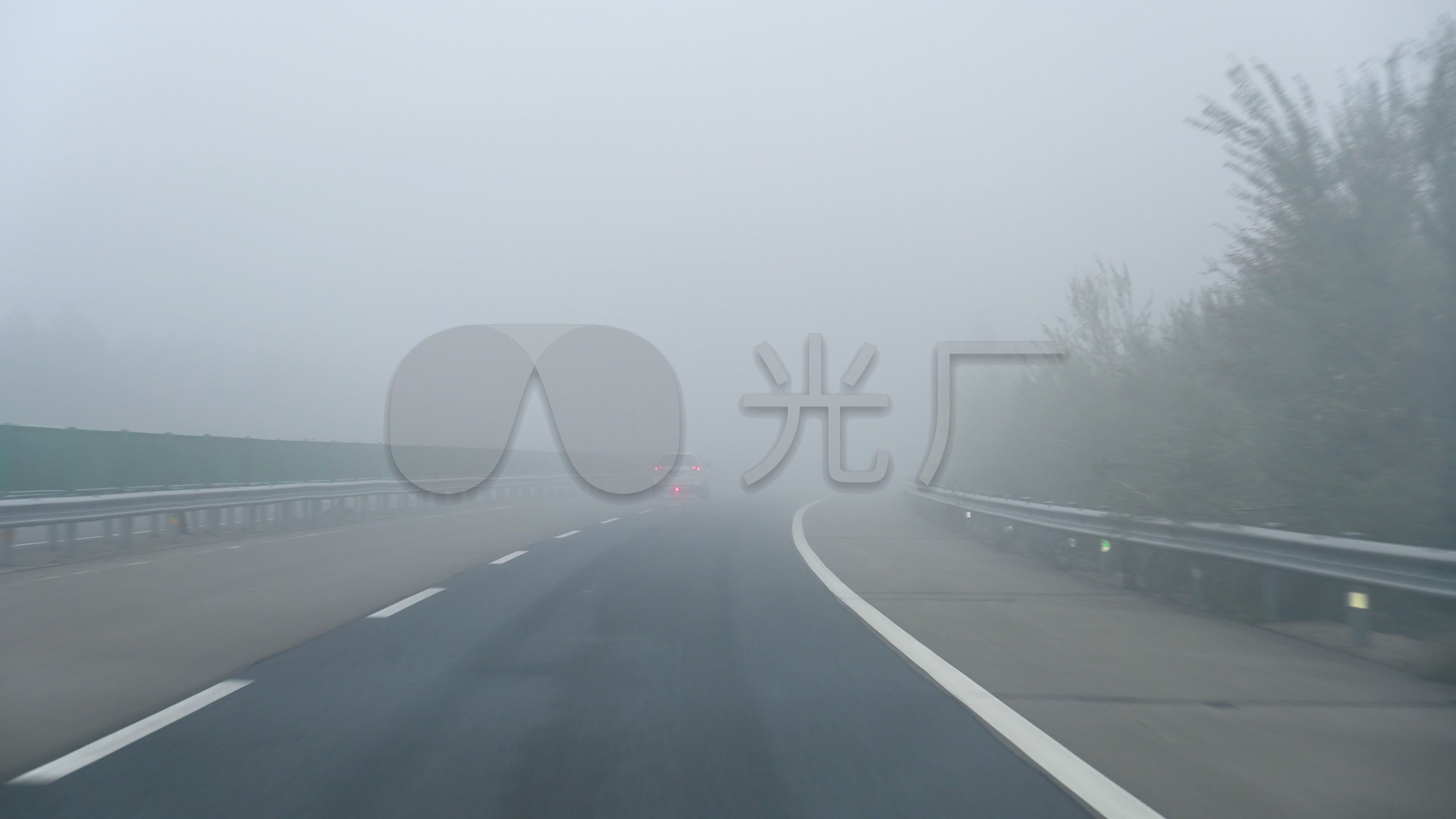 高速公路大雾行车