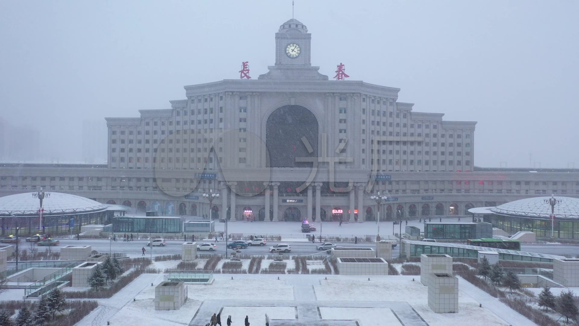 航拍大雪中长春火车站