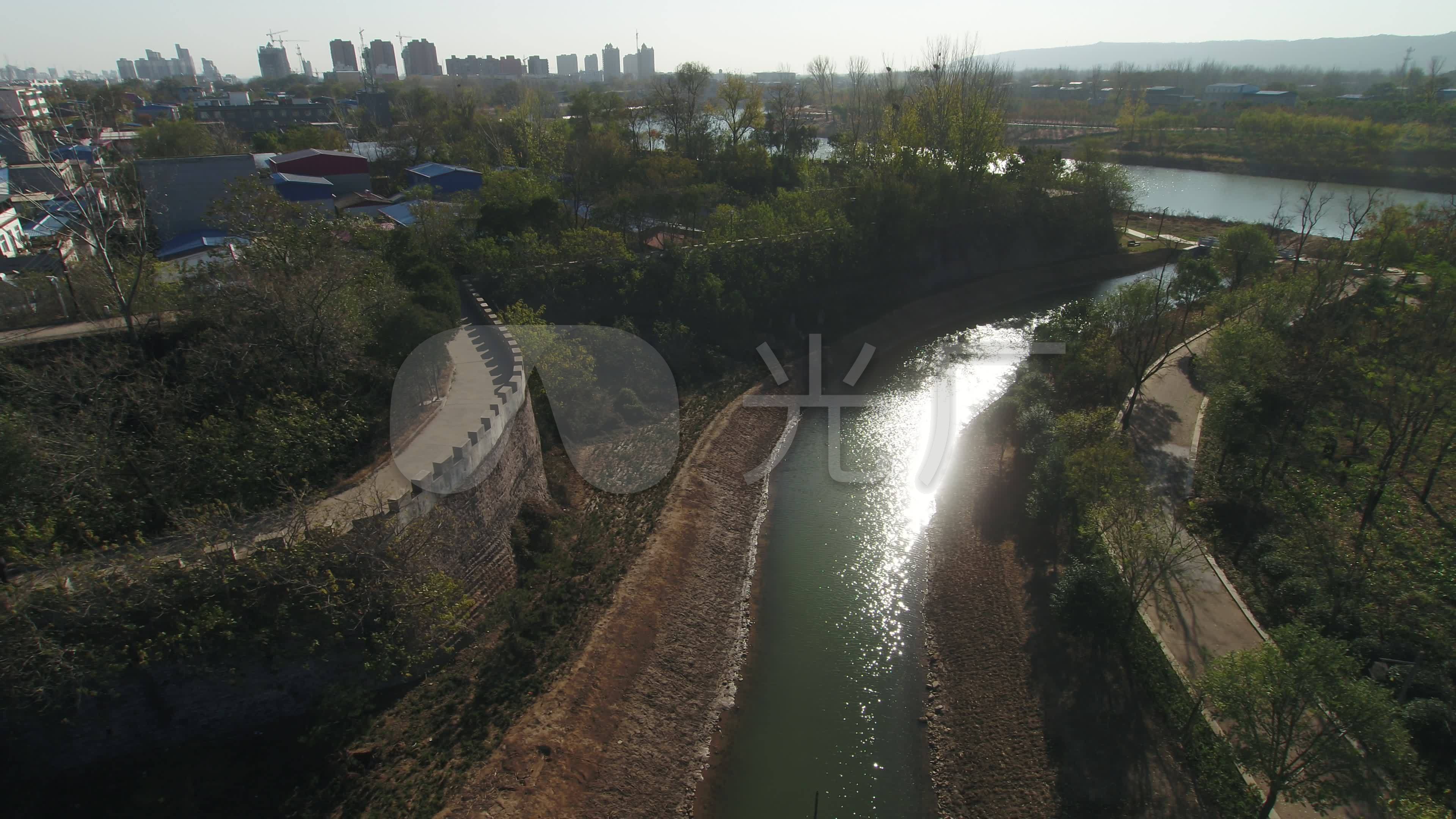 古城墙汝河河流阳光波光粼粼_3840x2160_高清视频素材下载(编号