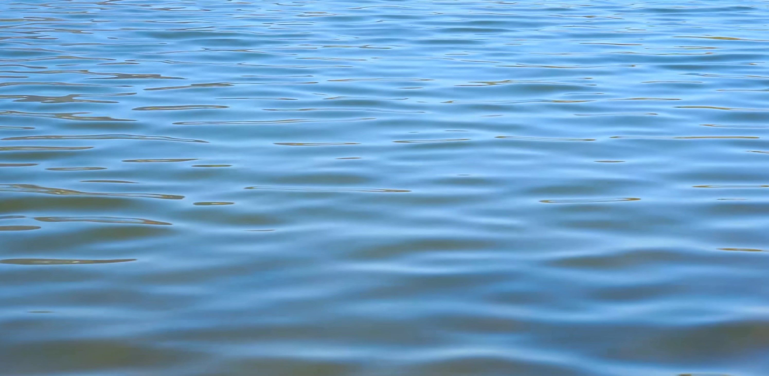 波光粼粼水面湖面海面海水水波纹逆光蓝色水意境海洋波浪空镜唯美江面
