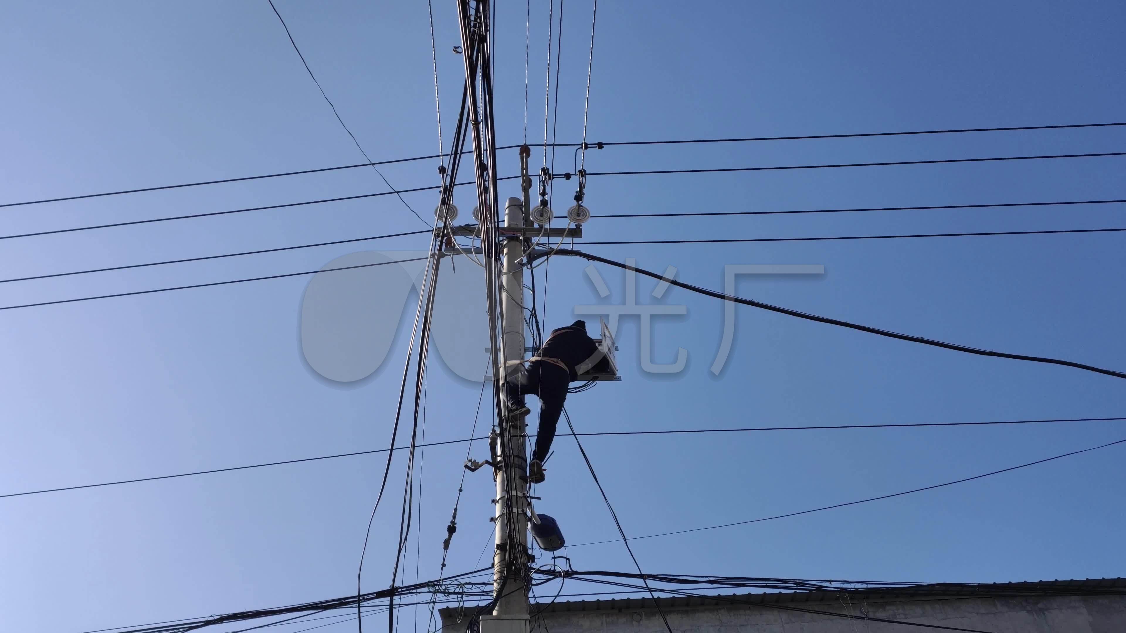 电杆上维修电缆农村线路接线爬电杆