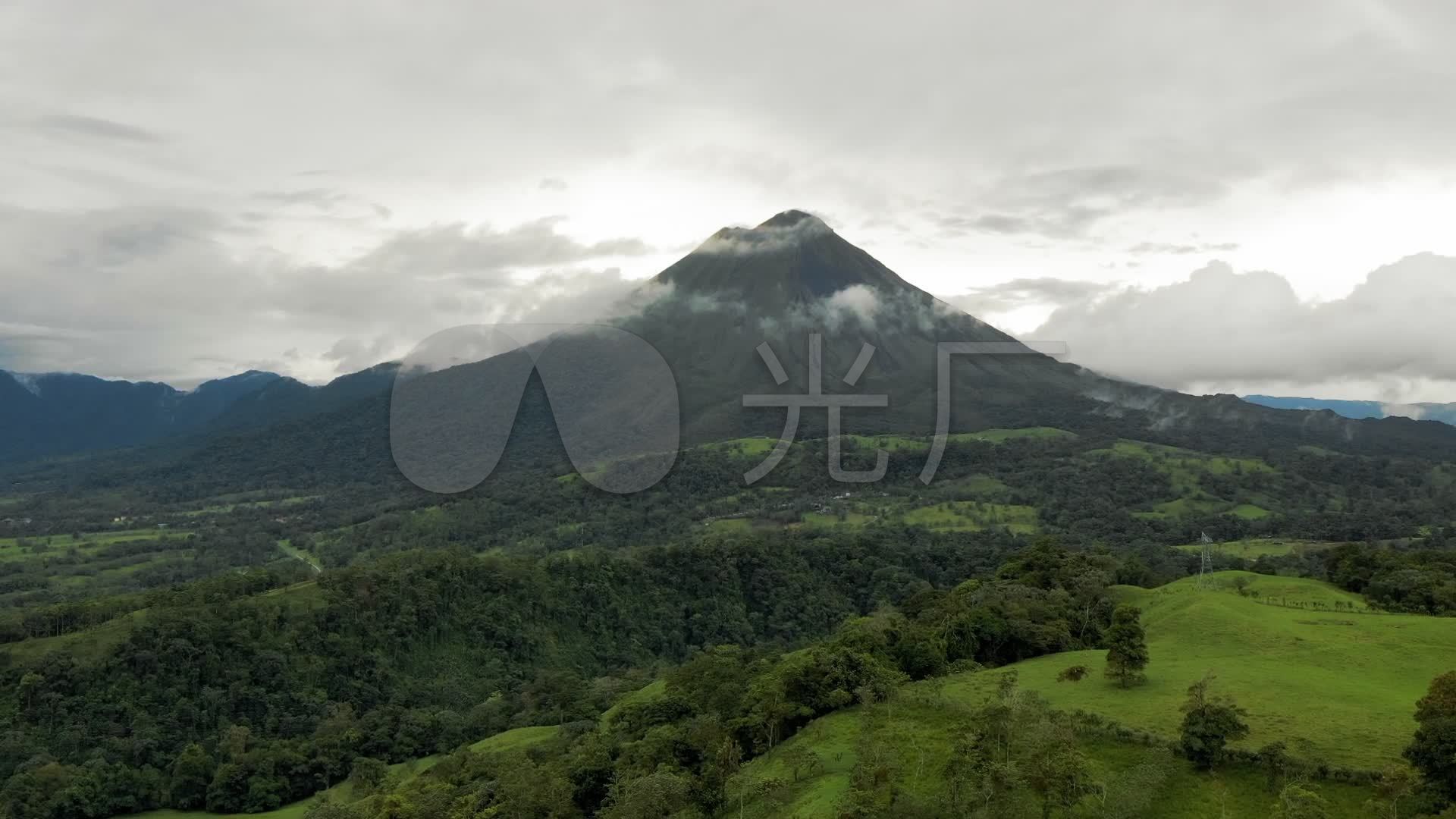 阿雷纳火山周围的低云