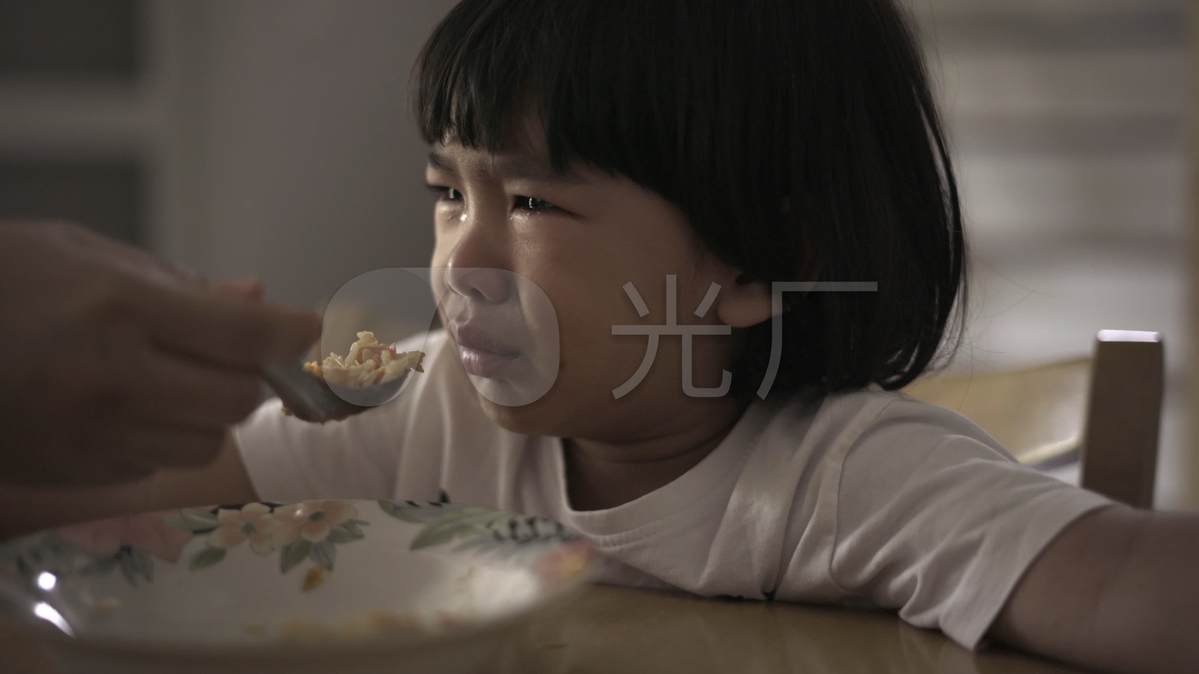 男孩哭着拒绝在家里的桌子上吃饭