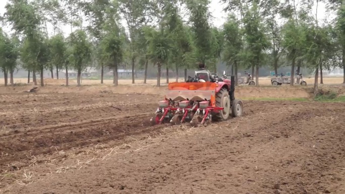 东方红拖拉机整地施肥播种