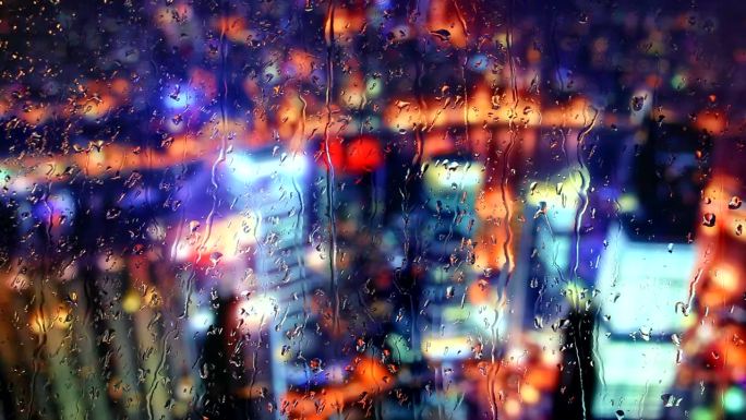 实拍下雨窗外城市夜景颜色漂亮