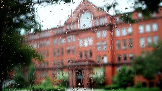 实拍雨后窗外哈弗大学