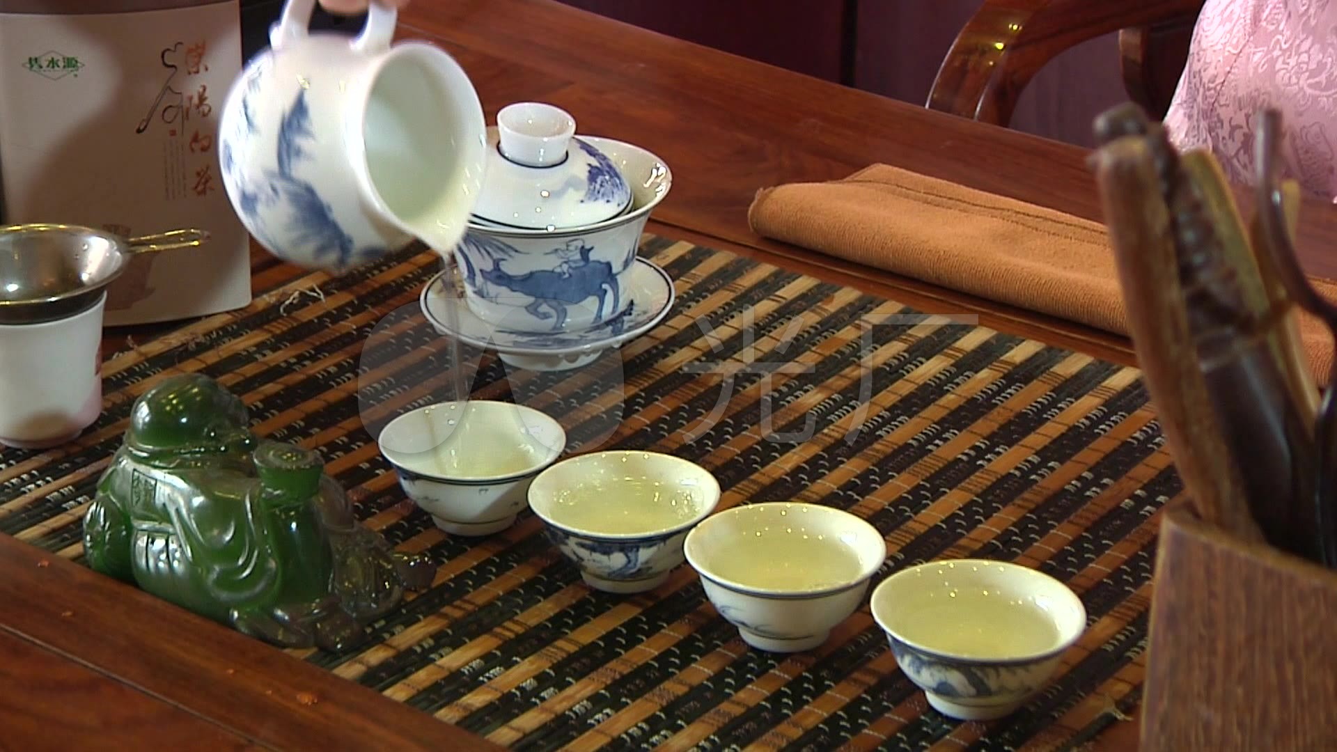 一组倒茶的镜头