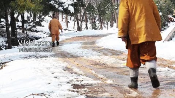 僧人在雪天的大山里行走