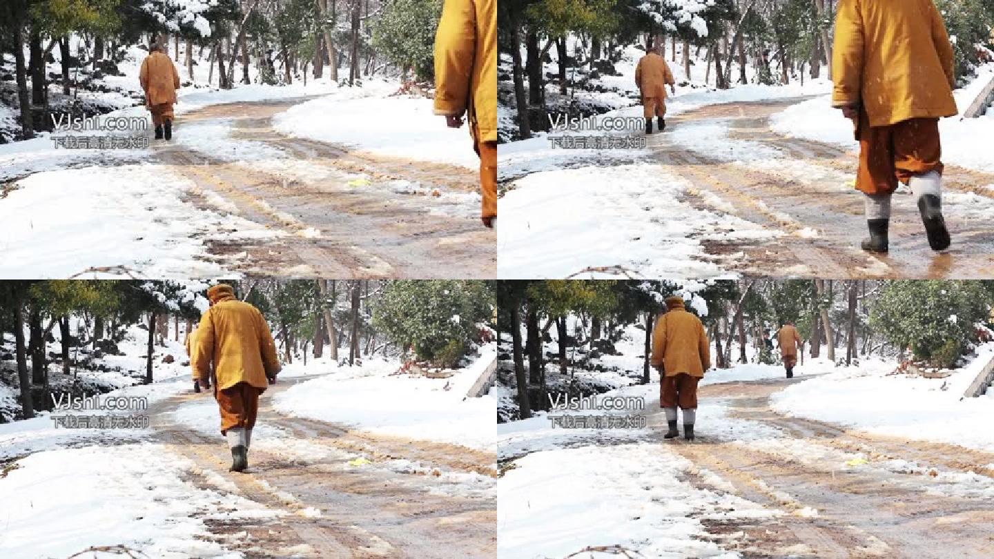僧人在雪天的大山里行走