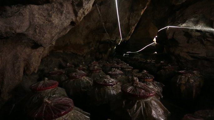 高清实拍酿酒过程山洞酒坛视频素材