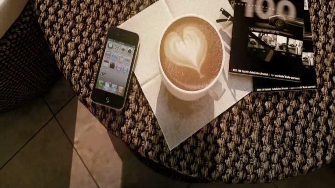 咖啡杯手机特写转到室外唯美环境