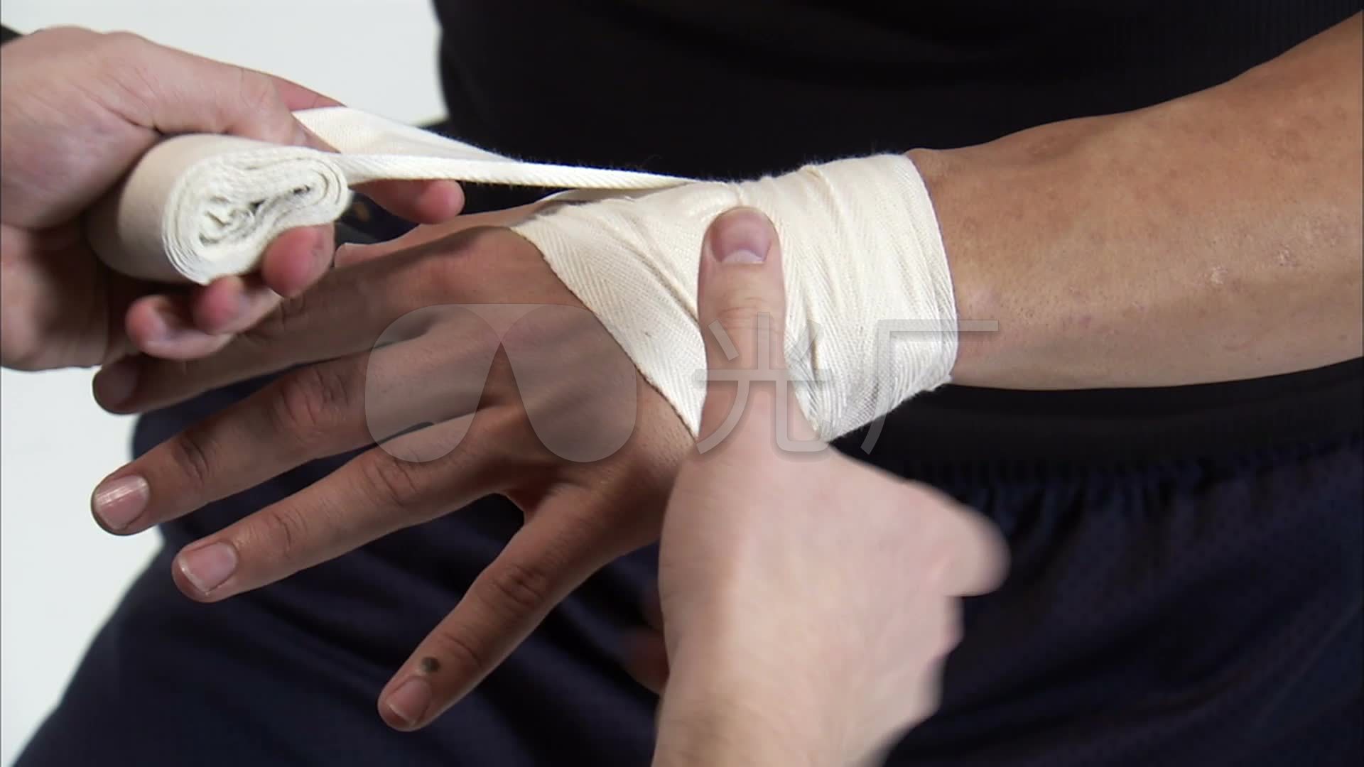 场景特写纱布包扎伤口