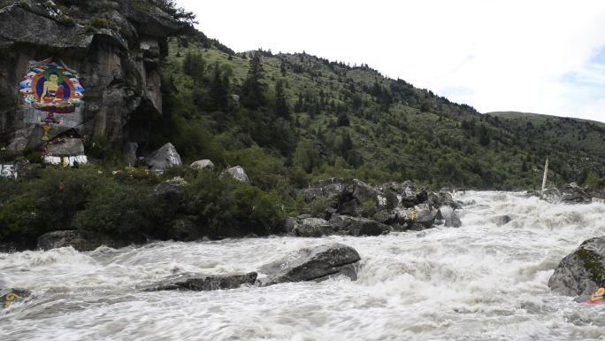 新都桥玛尼石河流川流不息河滩