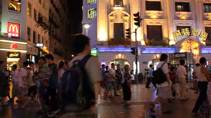 上海南京路夜景商业街人群