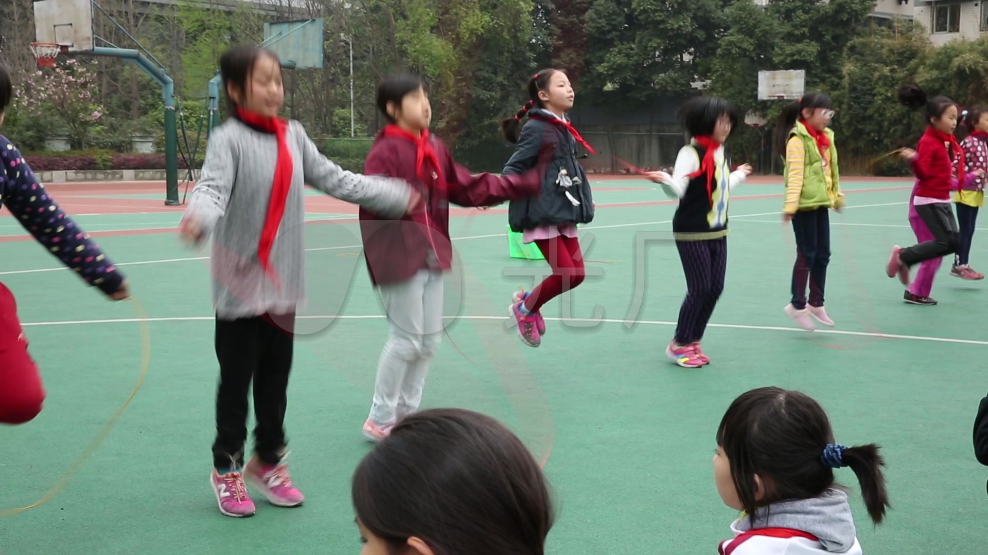 小学生体育课跳绳01