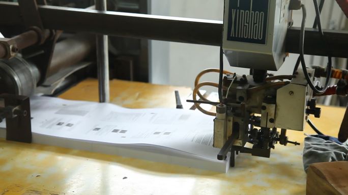 画册印刷大型印刷机器打印贴纸画册