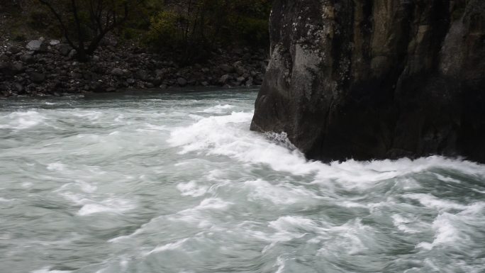 西藏中流砥柱的河流