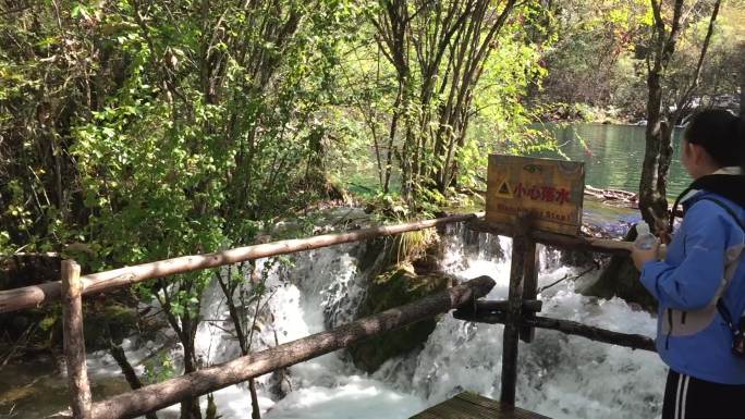 流水风景绿树旅游湖水