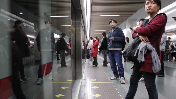 上海地铁人流上下车