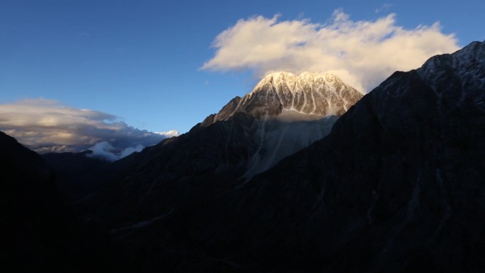 层次分明的雪山