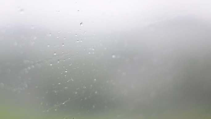 雨水在车窗滑落