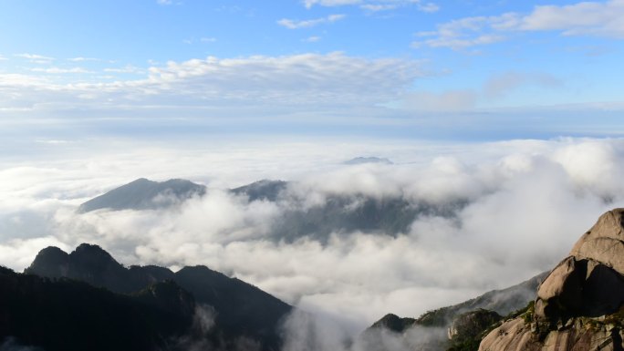 鳌鱼峰拍摄流动的云海延时摄影