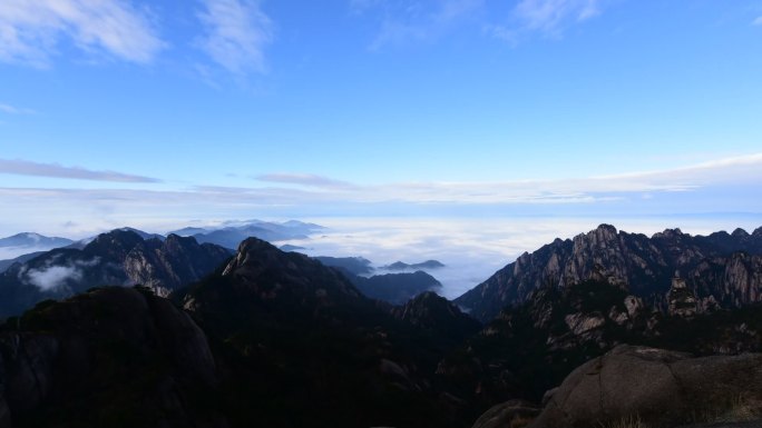 黄山鳌鱼峰西眺云海延时摄影