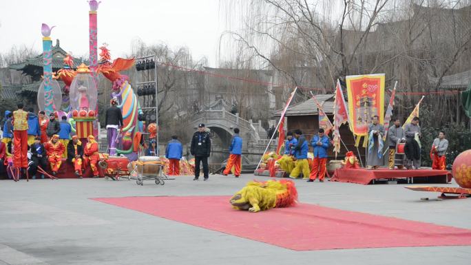 山东枣庄台儿庄古城舞狮表演和观众互动