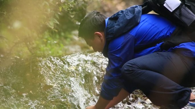 溪边捧水洗脸游玩山水实拍素材