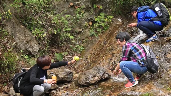 流水溪水边洗脸小溪实拍素材大自然手捧溪水