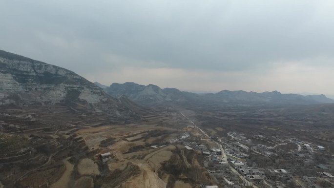 阴云下大山