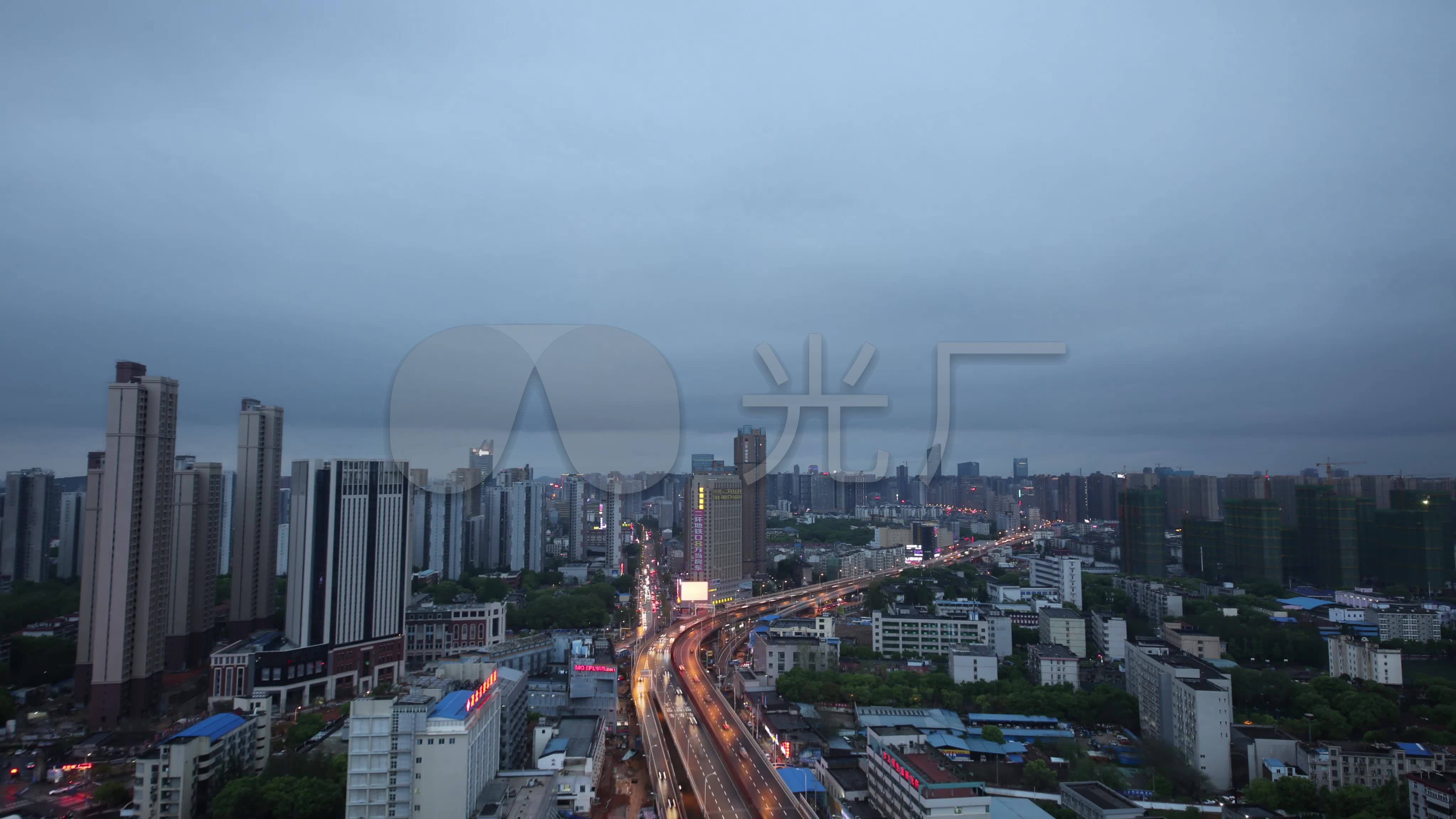 武汉大暴雨白天秒变黑夜 | 极目新闻