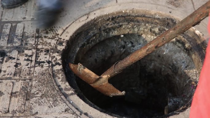 清理污水井里的淤泥清淤疏通排污地下管道