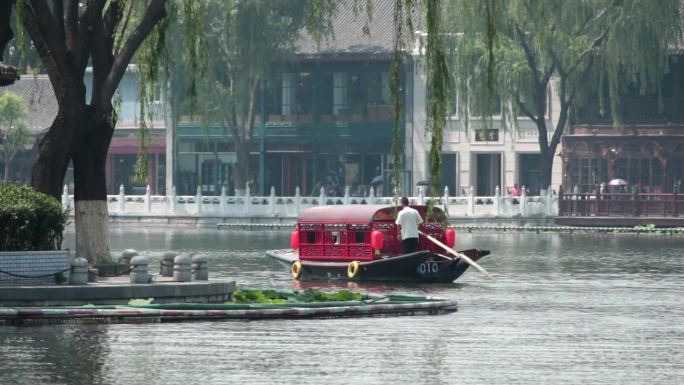 后海什刹海摇橹木船