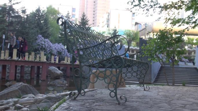 实拍公园铁椅