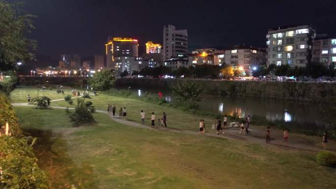夜间河边公园休闲散步人群.4k