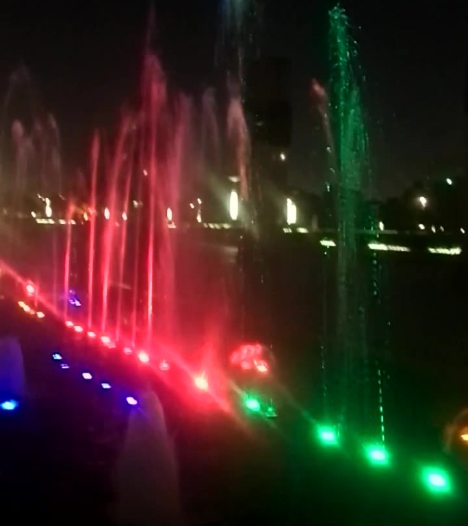 夜幕下美丽酷炫的彩色喷泉