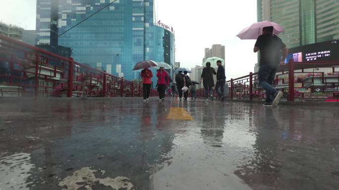 城市雨天天桥行人延时