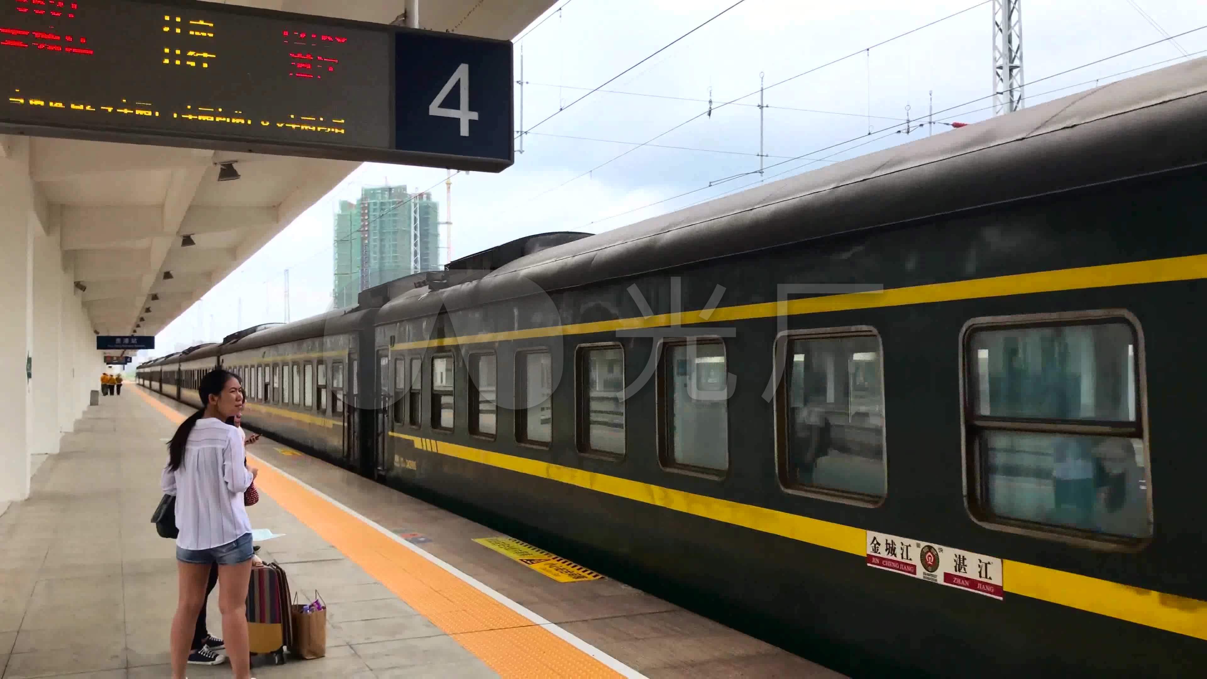 绿皮火车缓缓进站