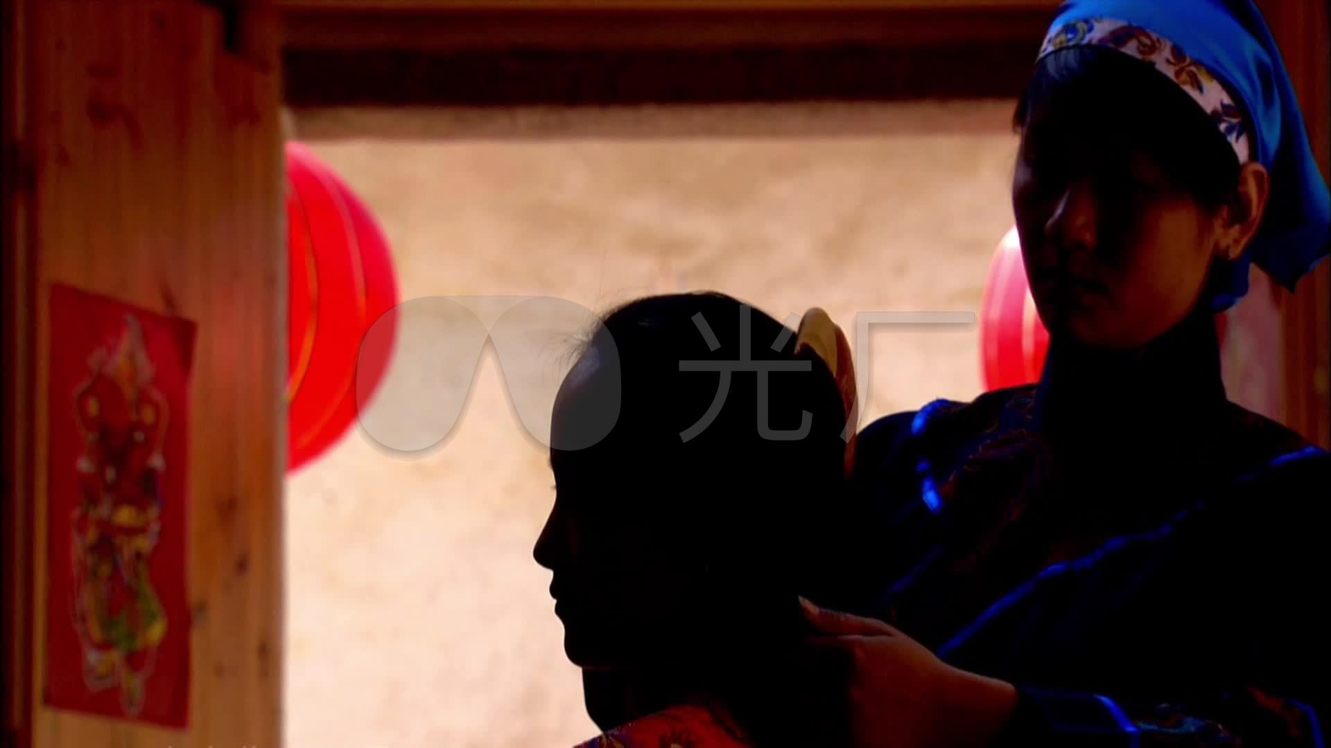 妈妈为出嫁的女儿梳头古装新娘_1920x1080_高清视频素材下载(编号
