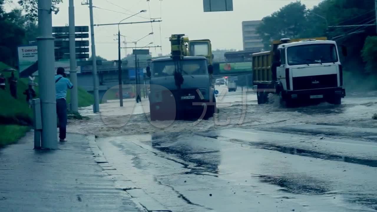 暴雨下雨天路上行人打伞消防车交警道路积水_