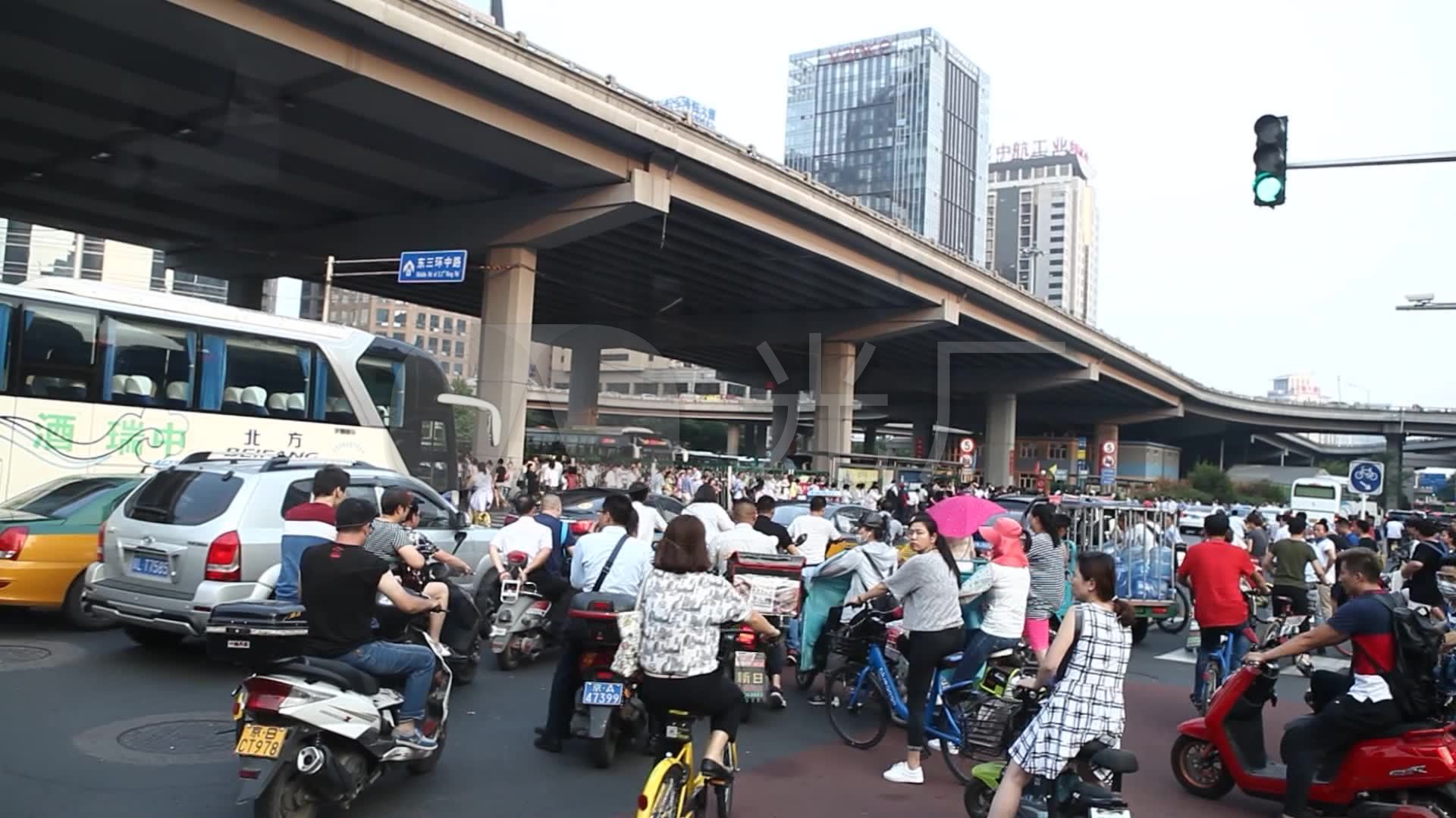 航拍国庆黄金周首堵，进城空旷出城如停车场，十几小时才出省_拥堵